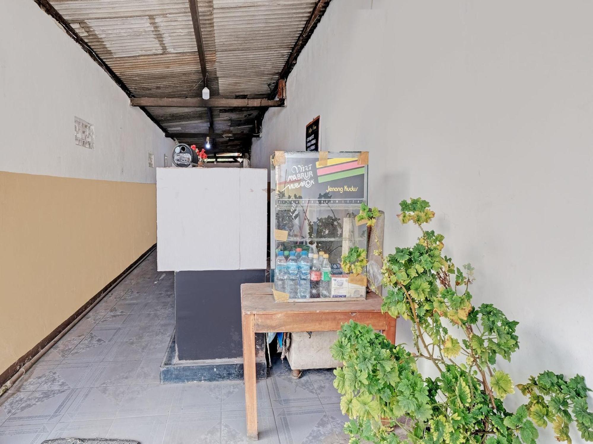 Spot On 92983 Hotel Ayu Semarang Exterior foto