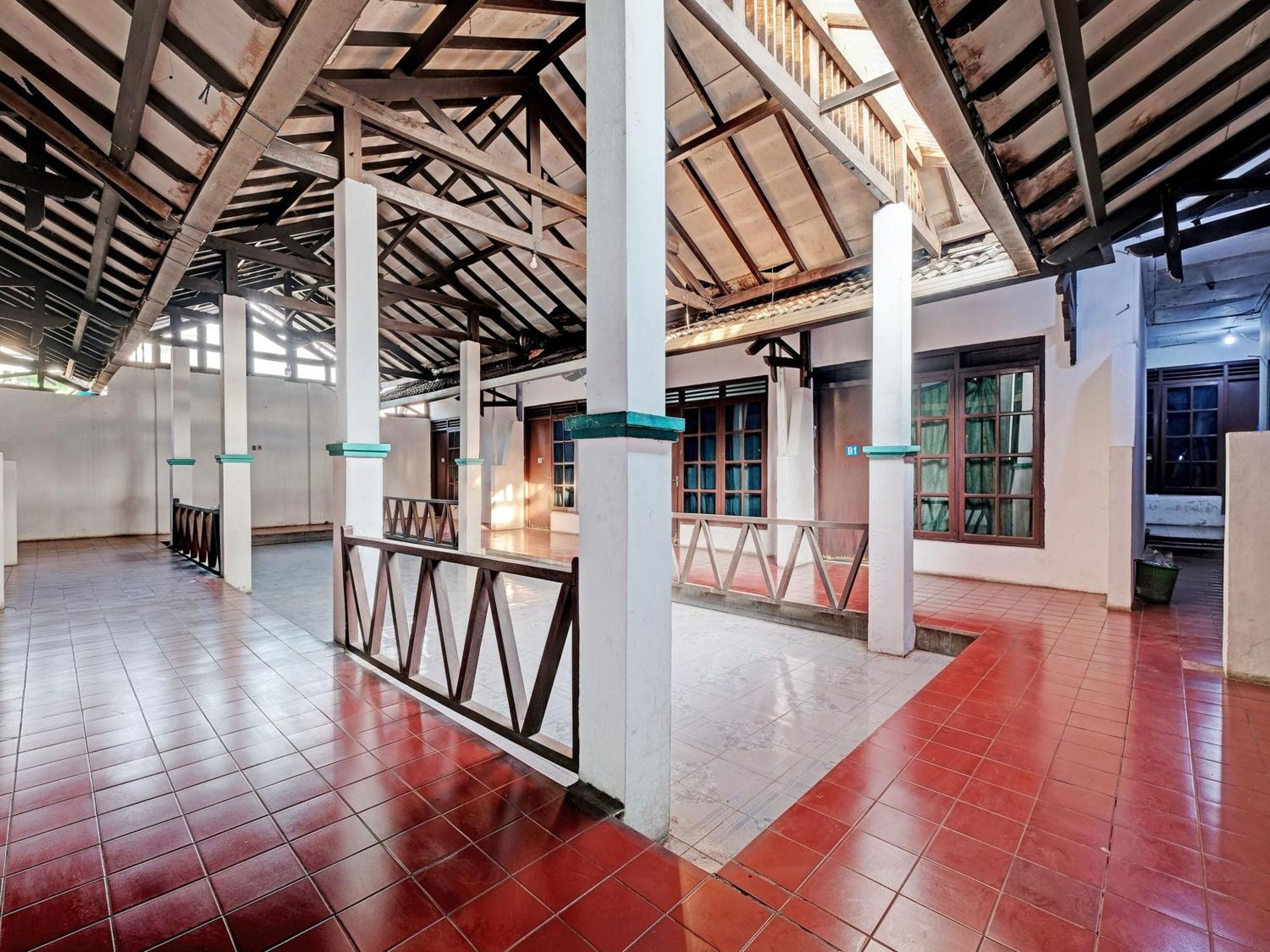 Spot On 92983 Hotel Ayu Semarang Exterior foto